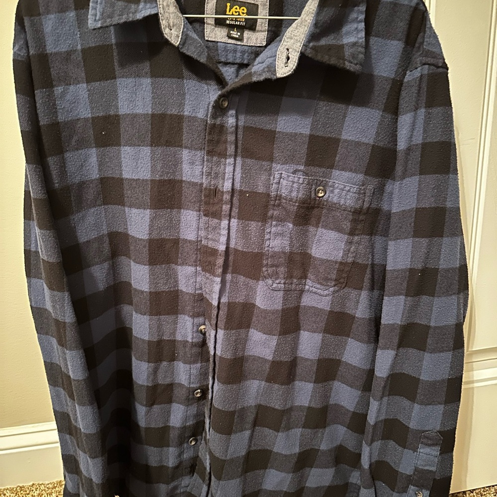 Lee Men's Casual Navy and Blue Plaid Shirt